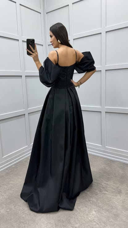 Siyah Göğüs Detay Pileli Tasarım Elbise