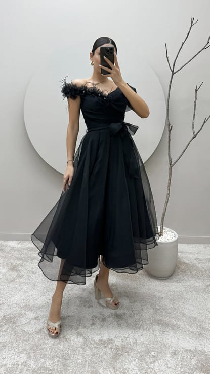 Siyah Omuz Detay Tüylü Tasarım Elbise