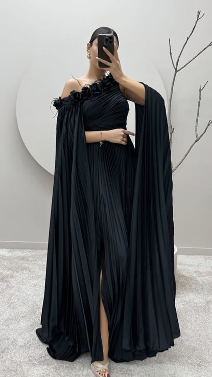 Siyah Tek Omuza Pliseli Pelerinli Tüy Detay Tasarım Elbise