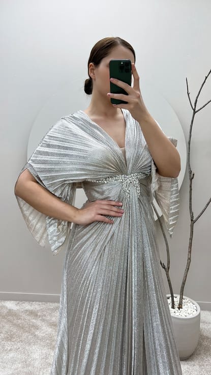 Bej Bel Detay Taşlı Pliseli Büyük Beden Tasarım Elbise
