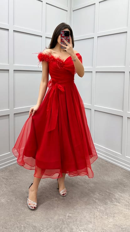 Kırmızı Omuz Detay Tüylü Tasarım Elbise