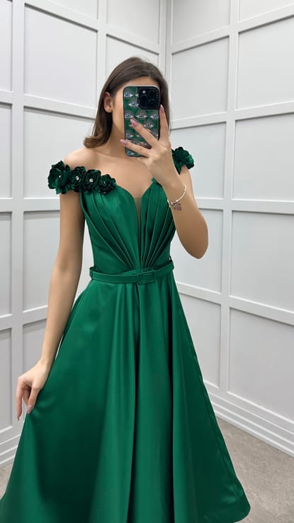 Zümrüt Yeşili Omuzları Gül Detay Kemerli Tasarım Elbise