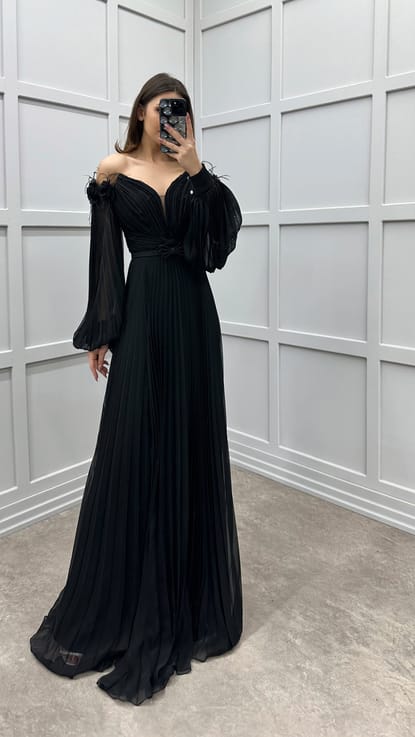 Siyah Omuzları Tüy Detay Balon Kol Pliseli Tasarım Elbise