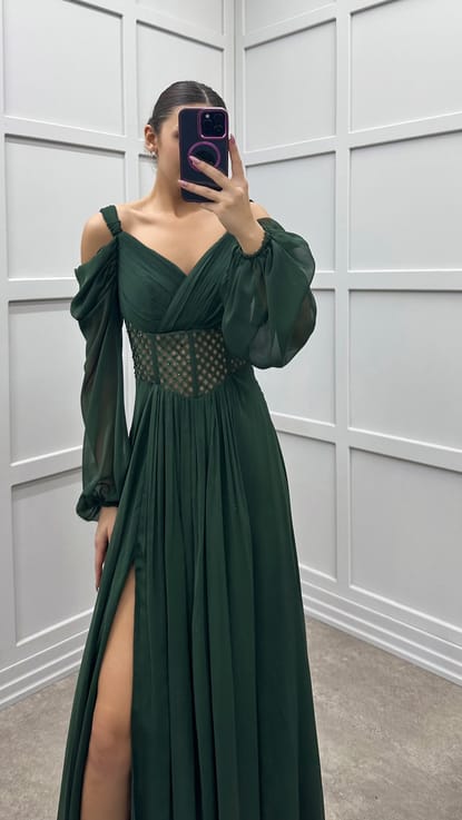 Zümrüt Yeşili Omuz Detay Beli Transparan Tasarım Şifon Elbise