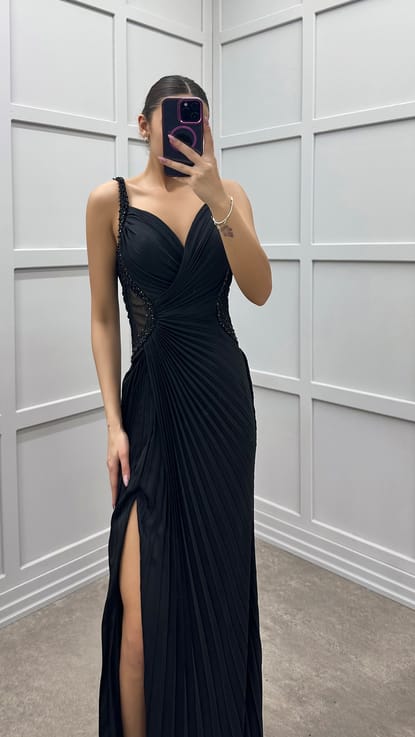 Siyah Bel Detay İşlemeli Pliseli Tasarım Elbise