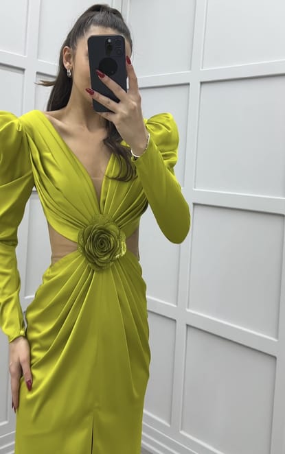 Sarı Göğsü Piliseli Beli Transparan Detay Tasarım Saten Elbise