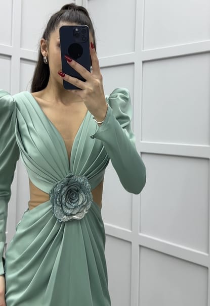 Mint Yeşili Göğsü Piliseli Beli Transparan Detay Tasarım Saten Elbise