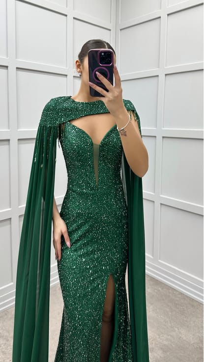 Zümrüt Yeşili Boyun Detay Pelerinli Tasarım Payet Abiye Elbise