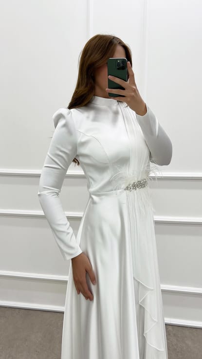 Beyaz Beli Taşlı Tüylü Pliseli Tasarım Saten Elbise
