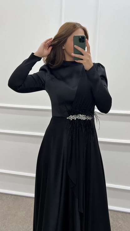 Siyah Beli Taşlı Tüylü Pliseli Tasarım Saten Elbise