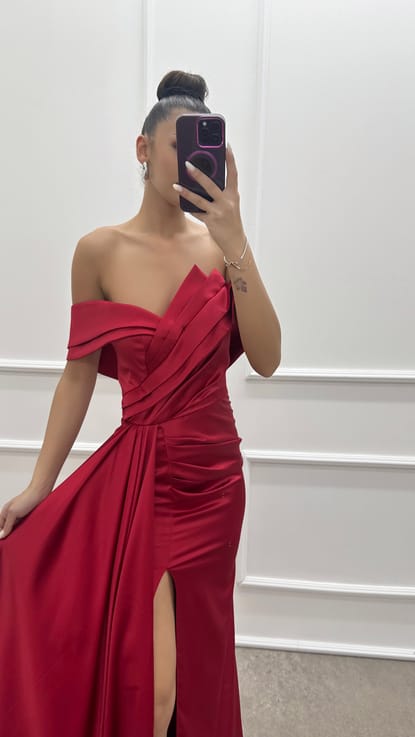 Kırmızı Straplez Kayık Yaka Pliseli Saten Elbise