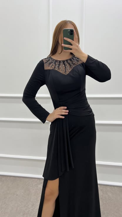 Siyah Göğsü İşlemeli Bel Detay Tasarım Büyük Beden Elbise