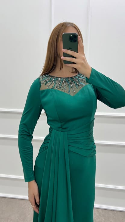 Zümrüt Yeşili Göğsü İşlemeli Bel Detay Tasarım Büyük Beden Elbise