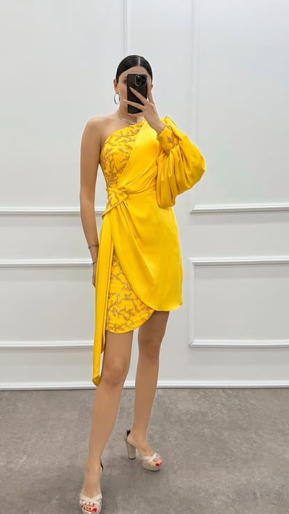 Sarı Tek Kol İşleme Detay Tasarım Mini Elbise