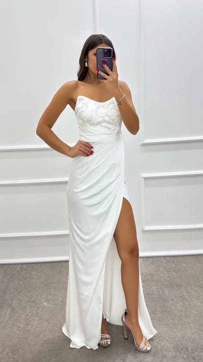 Beyaz Straplez Göğsü İşlemeli Tasarım Elbise