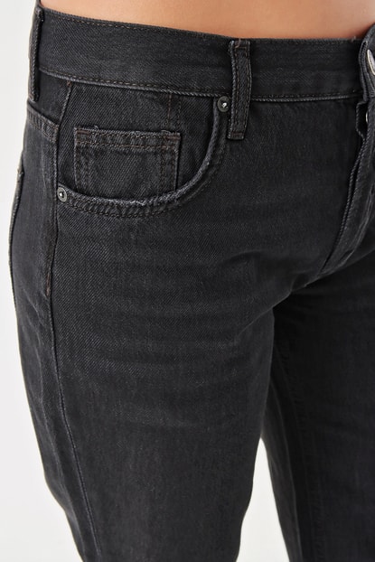 Detailed Black Torn Jeans
