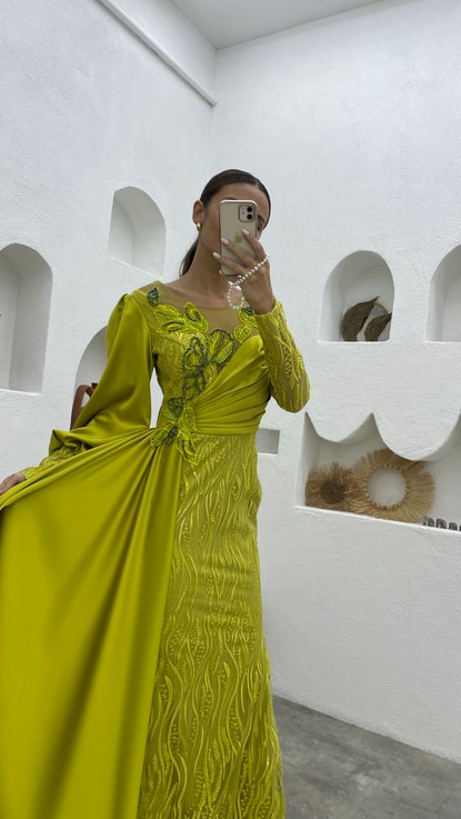 Sarı İşlemeli Drapeli Abiye Elbise