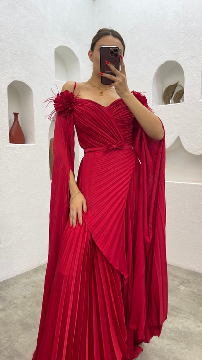 Kırmızı İp Askılı Gül Detay Piliseli Saten Abiye Elbise