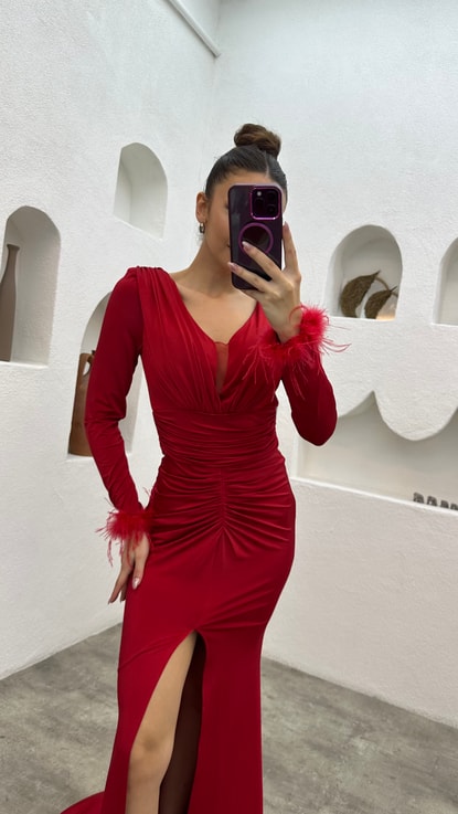 Kırmızı Kolları Tüy Detay Drapeli Abiye Elbise