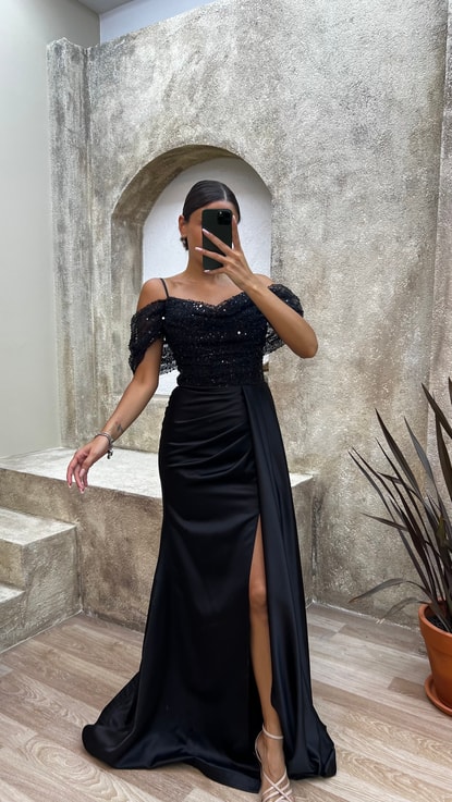 Siyah İp Askılı Kol Detay Göğsü Pul İşlemeli Saten Abiye Elbise