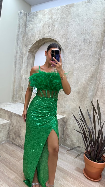 Yeşil Göğsü Tüylü Transparan Detay Payet Abiye Elbise