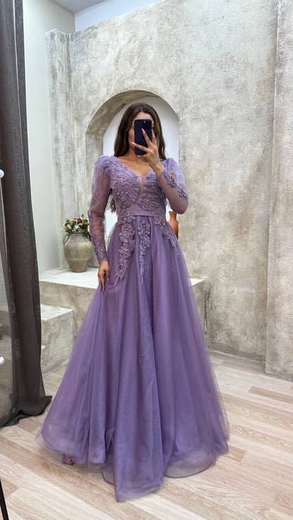 Lila V Yaka Taş İşlemeli Tül Abiye Elbise Imagen del producto