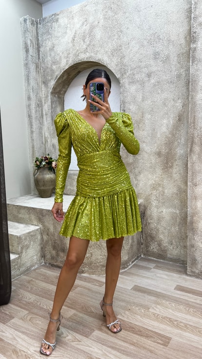 Sarı V Yaka Omuzlar Balon Pul Payet Mini Elbise Imagen del producto