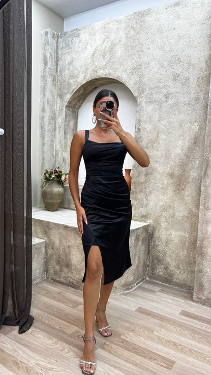 Siyah Büzgülü Midi Elbise ürün görseli