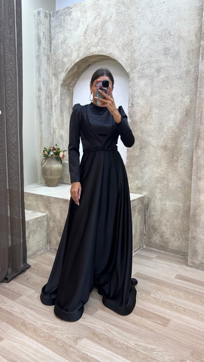 Siyah Vatkalı Beli İşlemeli Saten Tesettür Abiye Elbise