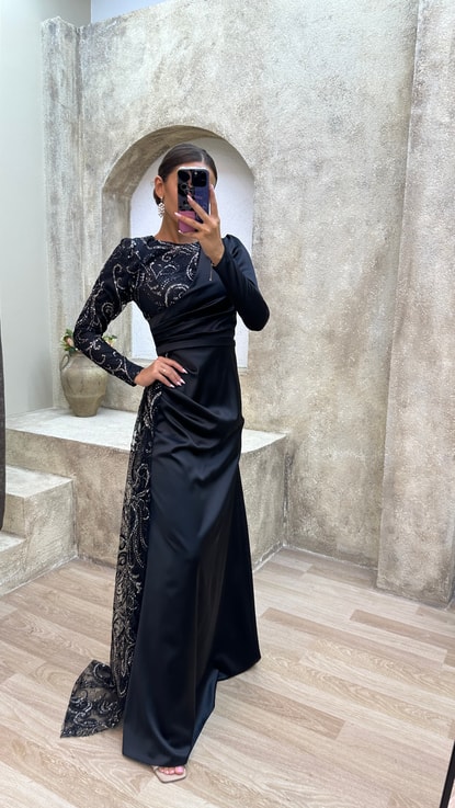 Siyah Vatkalı İşlemeli Bel Detay Saten Abiye Elbise