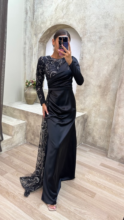 Siyah Vatkalı İşlemeli Bel Detay Saten Abiye Elbise