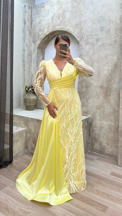 Sarı V Yaka İşlemeli Bel Detay Saten Büyük Beden Abiye Elbise Imagen del producto