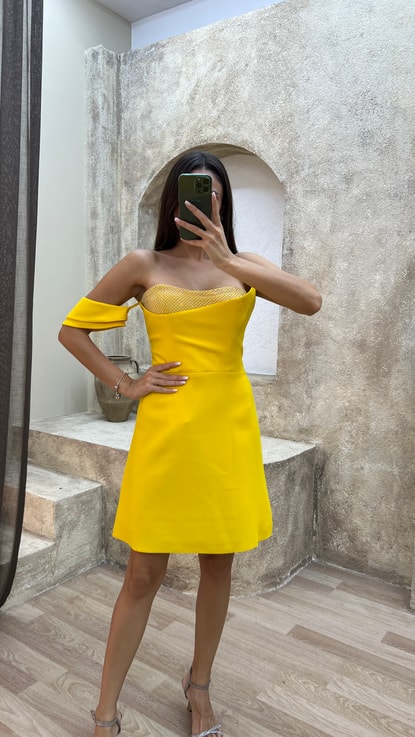 Sarı Tek Omuz Göğsü İşlemeli Tasarım Mini Elbise