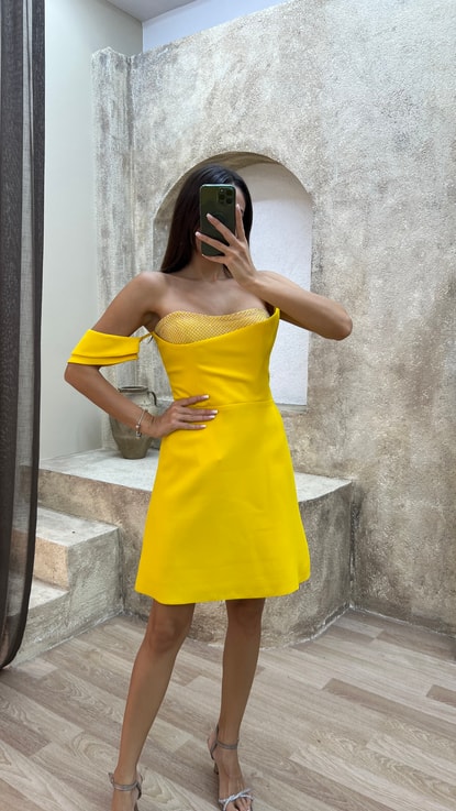 Sarı Tek Omuz Göğsü İşlemeli Tasarım Mini Elbise