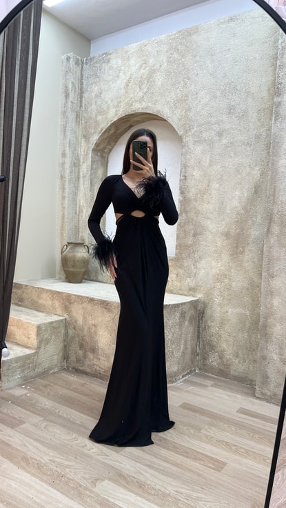 Siyah Bel Detay Kolları Tüylü Tasarım Saten Abiye Elbise