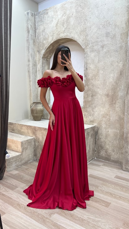 Kırmızı Göğsü Gül Detay Tasarım Saten Abiye Elbise