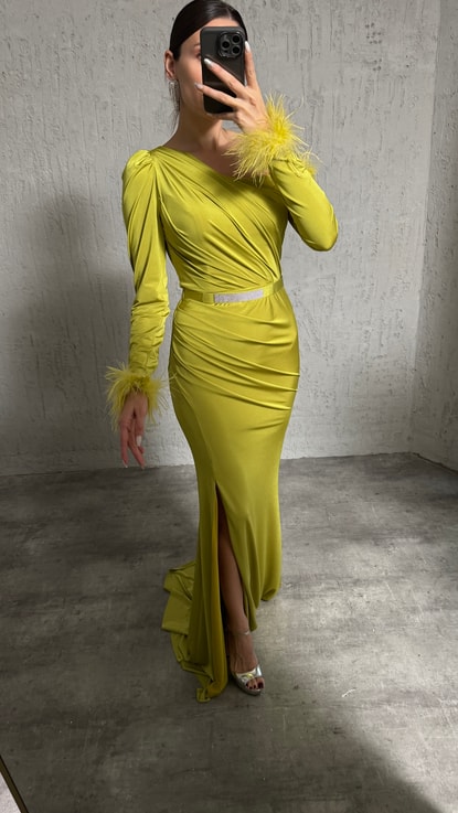 Sarı Tek Kol Büzgü Detay Tüylü Tasarım Abiye Elbise