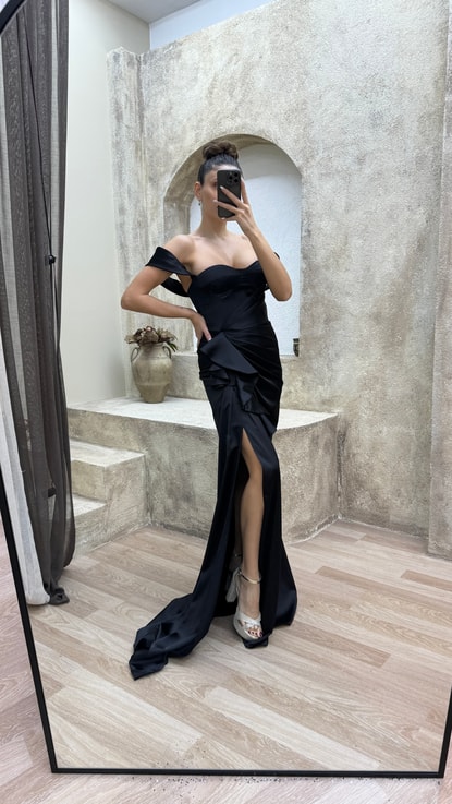 Siyah Kalp Yaka Volan Detay Tasarım Saten Abiye Elbise