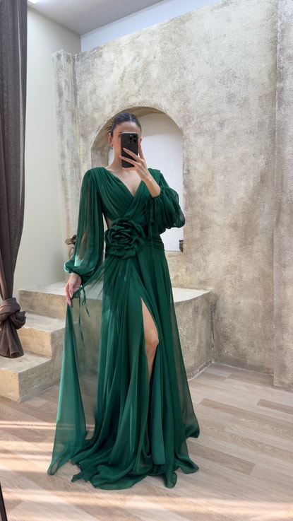 Zümrüt Yeşili Sırt Detay Beli Gül Tasarım Şifon Abiye Elbise