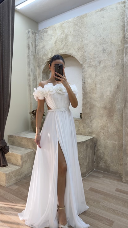 Beyaz Straplez Göğsü Gül Bel Detay Tasarım Abiye Elbise