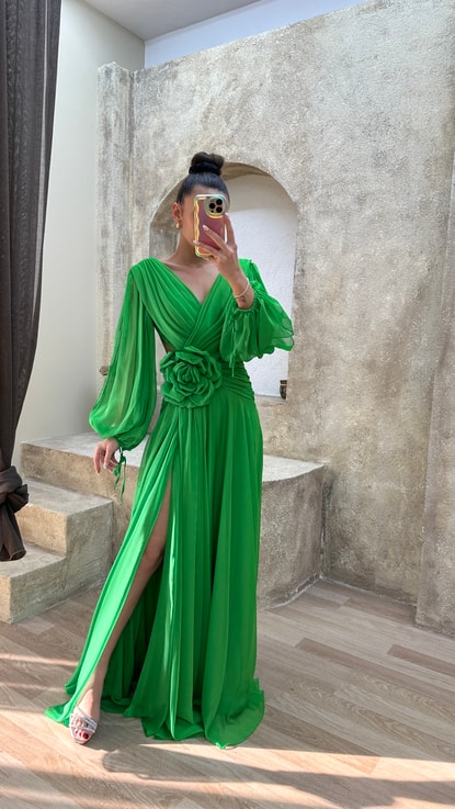 Zümrüt Yeşili Sırt Detay Beli Gül Tasarım Şifon Abiye Elbise
