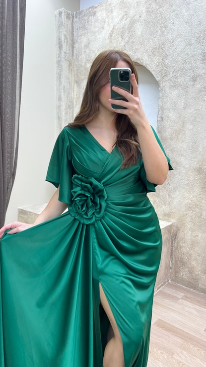 Zümrüt Yeşili Kolları Volan Bel Detay Tasarım Saten Büyük Beden Abiye Elbise