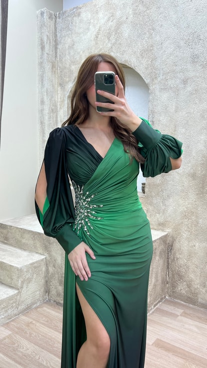 Yeşil V Yaka Sırt Detay Beli Taş İşlemeli Tasarım Saten Büyük Beden Elbise