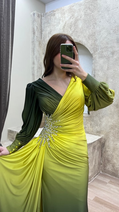 Sarı V Yaka Sırt Detay Beli Taş İşlemeli Tasarım Saten Büyük Beden Elbise