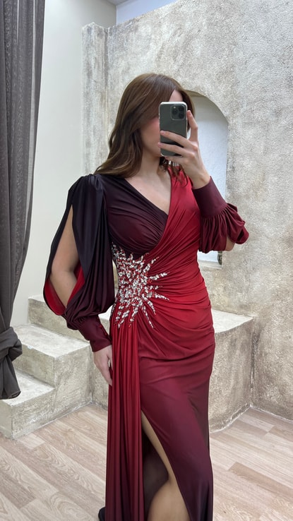 Kırmızı V Yaka Sırt Detay Beli Taş İşlemeli Tasarım Saten Büyük Beden Elbise