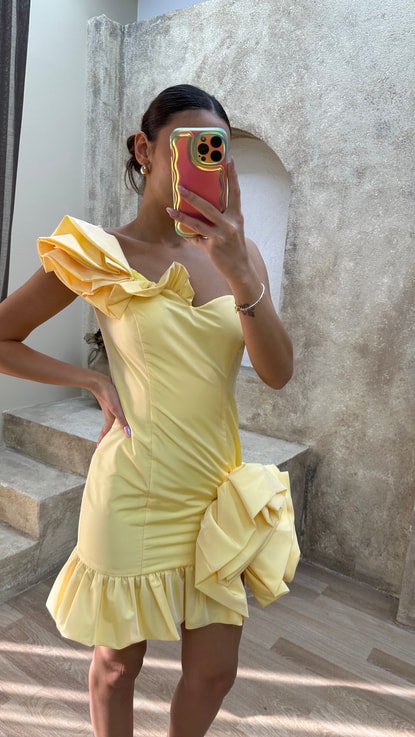 Sarı Omuz Detay Fırfırlı Tasarım Mini Elbise