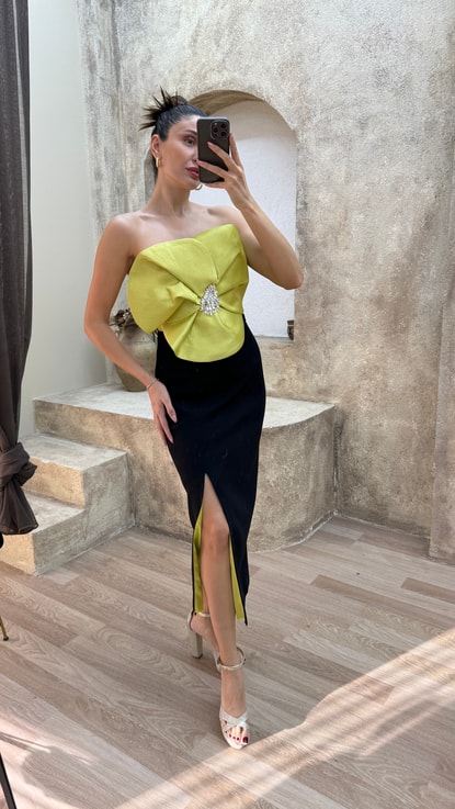 Sarı Göğüs Taş Detay Yırtmaçlı Tasarım Elbise