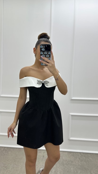 Siyah Kayık Yaka Göğüs Detay Tasarım Elbise