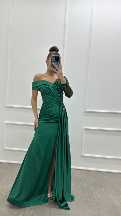 Zümrüt Yeşili Tek Kol Asimetrik Detay İşlemeli Tasarım Saten Abiye Elbise