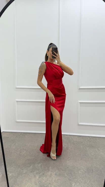 Kırmızı Omuzu Zincir Detay Drapeli Tasarım Saten Abiye Elbise